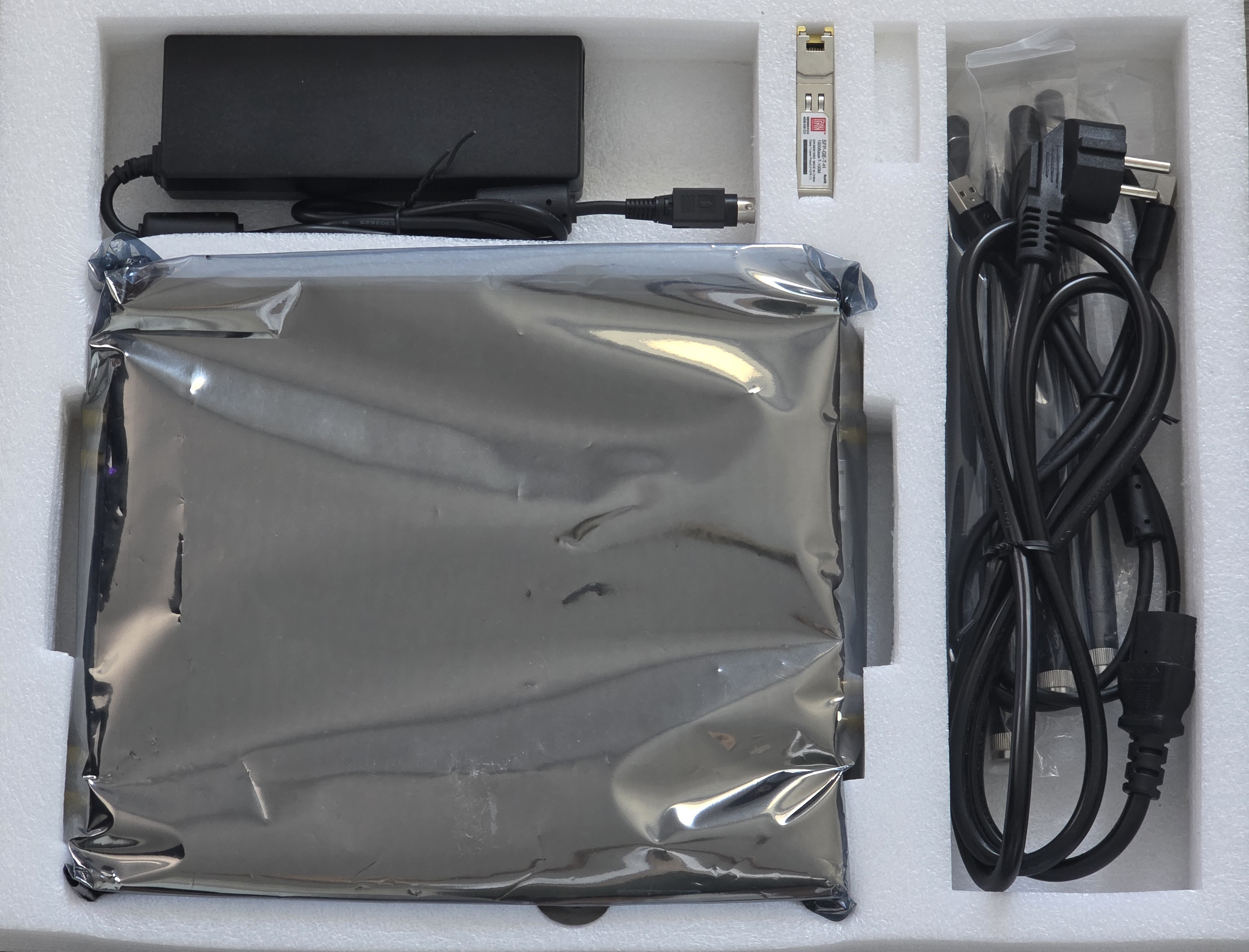 USRP X310 unboxing display with device, UBX160 daughterboards, cables and documentation USRP X310 unboxing display with device, UBX160 daughterboards, cables and documentation